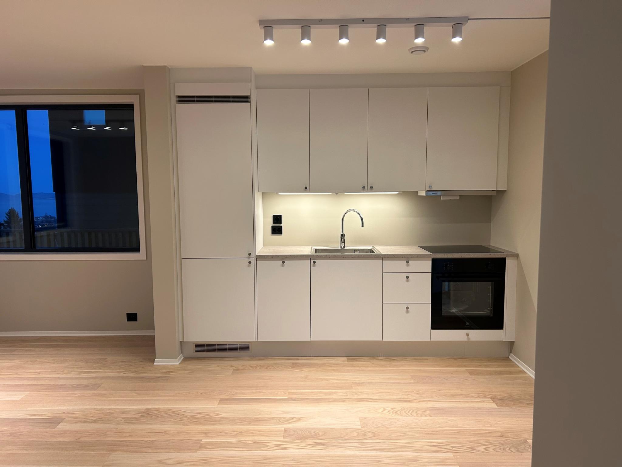 Sigdal kjøkkeninnredning med integrerte hvitevarer (alt er nytt). Det vil møbleres med spisebord og 4 stoler.